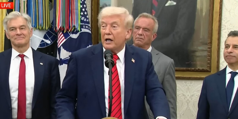 Trump Tak Sudi Bertemu Xi Jinping usai Umumkan Tarif 100 Persen