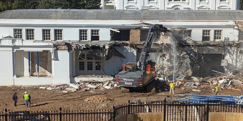 Sayap Timur Gedung Putih Mulai Dibongkar untuk Ruang Dansa Trump