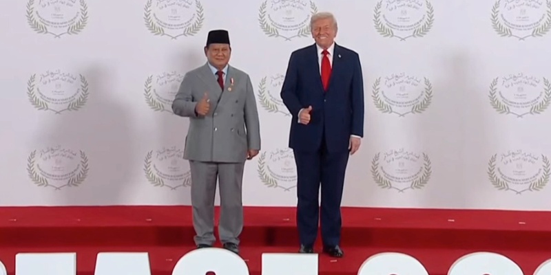 Jempol Prabowo dan Trump