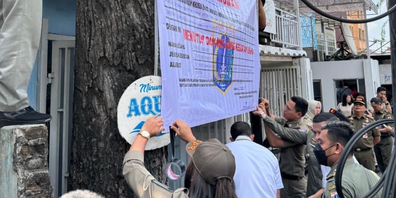 Satpol PP Tutup 5 Depot Air Isi Ulang di Jaksel setelah Temuan Bakteri Berbahaya