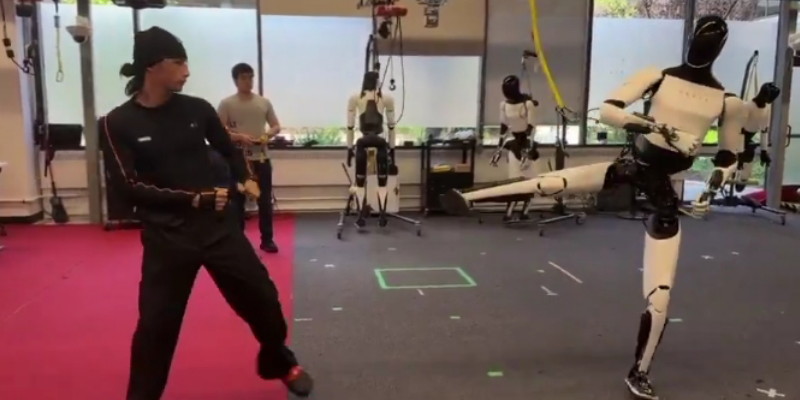 Elon Musk Pamer Robot Tesla Optimus Berlatih Kung Fu