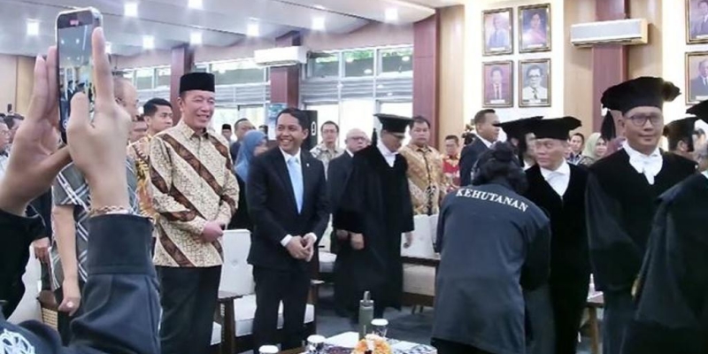 Rektor Ova Emilia Jerumuskan Jokowi karena sebut Alumni UGM