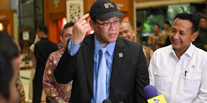 Makin Pede<i>!</i> Menkeu Purbaya Pamer Topi “8%”