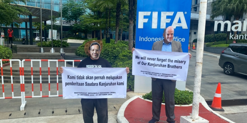 FIFA Didemo Pakai Topeng Gianni Infantino dan Mahfud MD Peringati 3 Tahun Tragedi Kanjuruhan