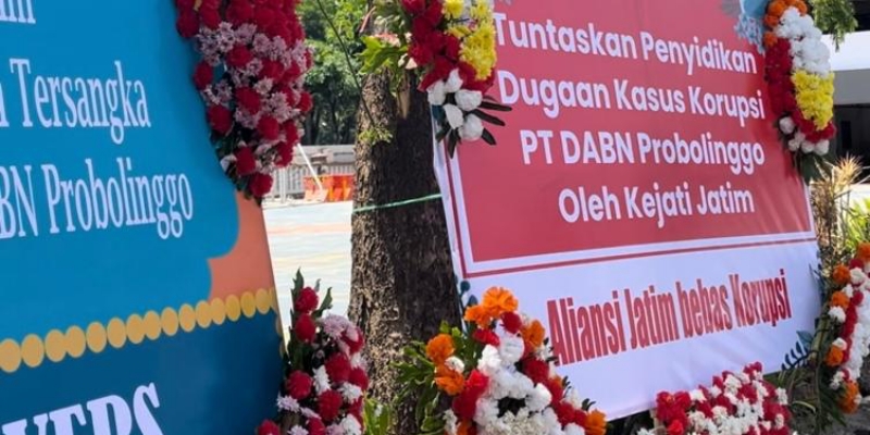 Kantor Kejati Jatim Banjir Karangan Bunga