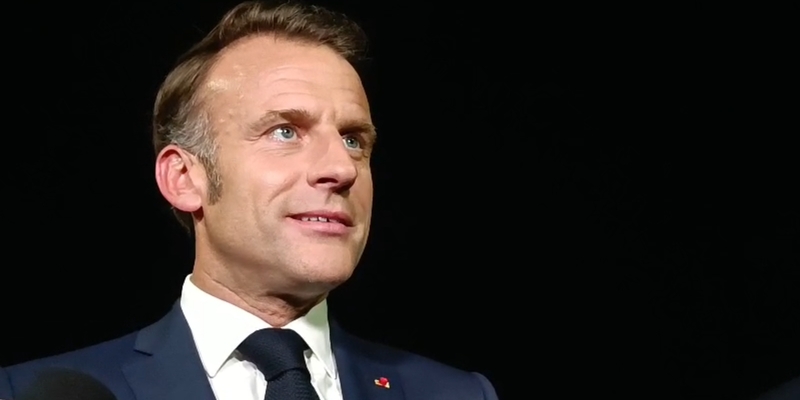 Eks PM Prancis Minta Macron Mundur di Tengah Krisis Politik