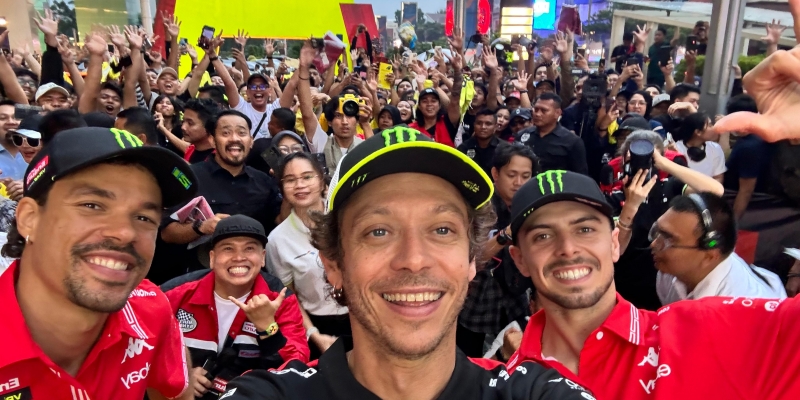Momen Meriah Valentino Rossi Sapa Penggemar Indonesia