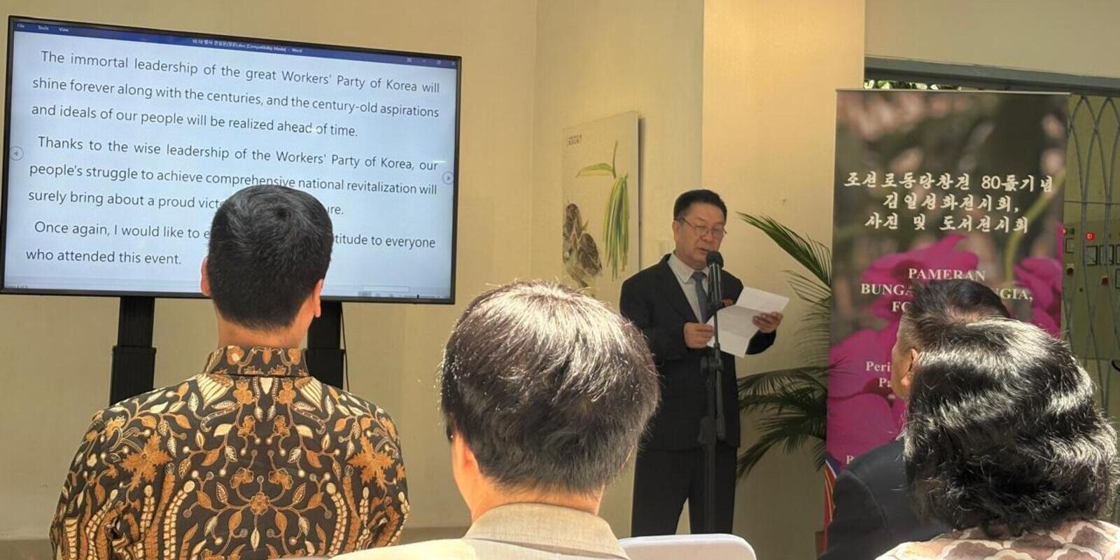 Kuasa Usaha Ad Interim Kedutaan Besar RRDK, So Kwang Yun memberikan pidato pembuka Pameran Foto dan Bunga Kimilsungia di Griya Anggrek, Kebun Raya Bogor pada Kamis, 9 Oktober 2025. (Foto: RMOL/Sarah Meiliana Gunawan)