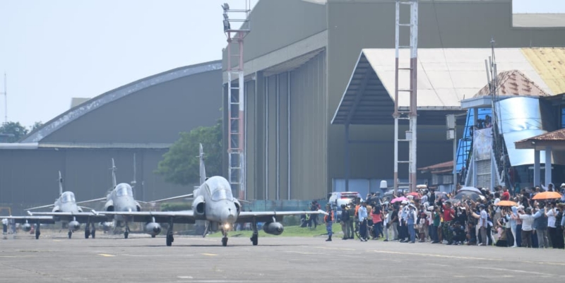 Masyarakat Antusias Lihat Pesawat Tempur dari Dekat