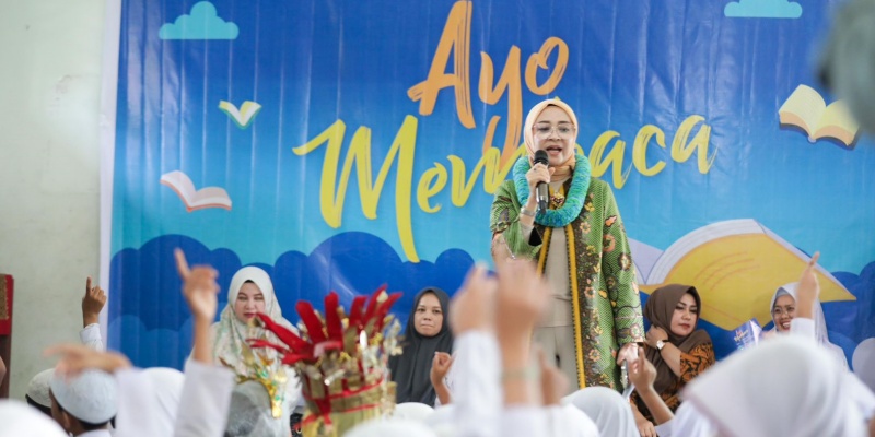 Rustini Muhaimin Genjot Semangat Literasi dan Kepedulian Santri