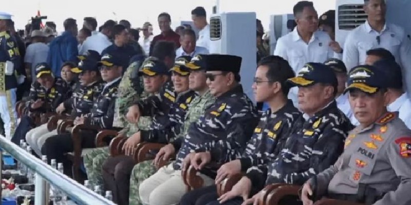 Prabowo-Gibran Kompak Pakai Jaket Loreng Saksikan Parade Kapal Perang