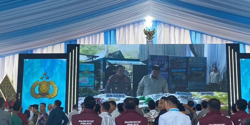 Prabowo di Depan Tumpukan Narkoba