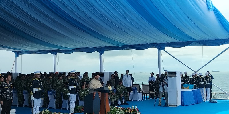 Prabowo Berlayar ke Teluk Jakarta Naik KRI Radjiman