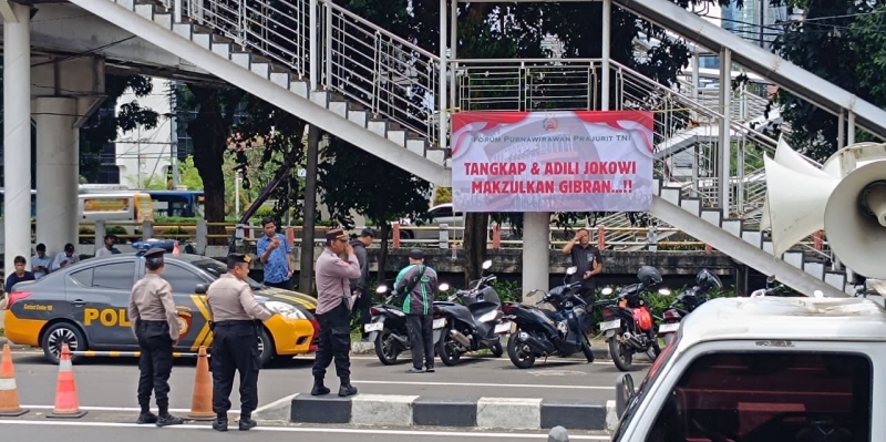 Spanduk Tangkap Jokowi di Depan Polisi