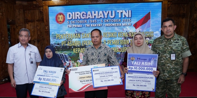 Panglima TNI Santuni Ahli Waris Prajurit Gugur saat Rangkaian HUT