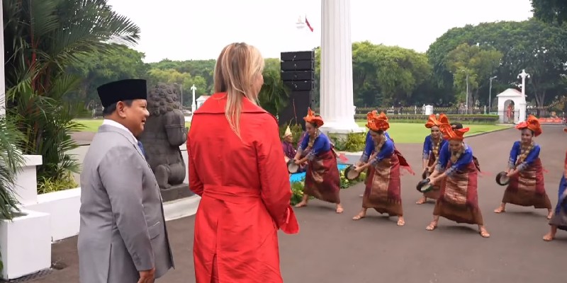 Pertunjukan Tari Indang Meriahkan Kedatangan Ratu Belanda di Istana