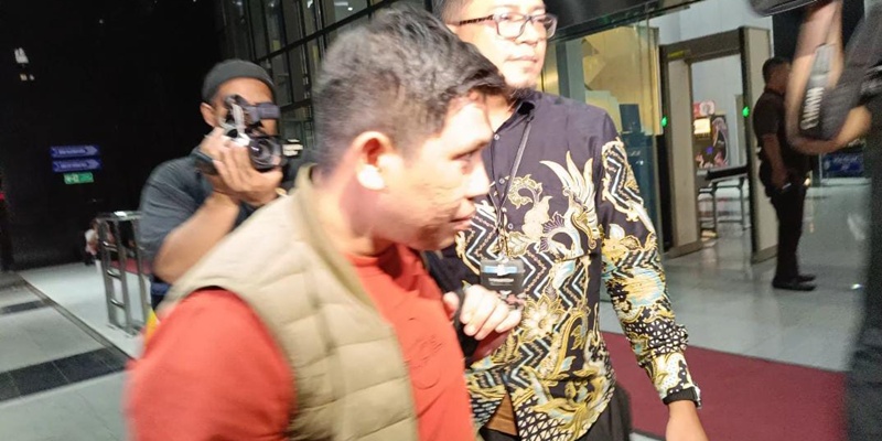 Orang Kepercayaan Gubernur Riau Abdul Wahid Digiring ke KPK