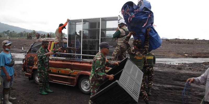 TNI Turun Tangan Tangani Dampak Erupsi Gunung Semeru