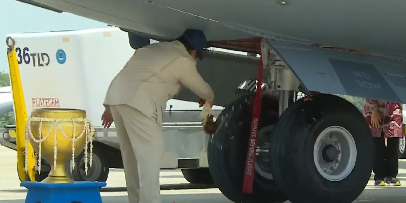 Prabowo Siram Air Kembang ke Roda Pesawat Airbus A400M