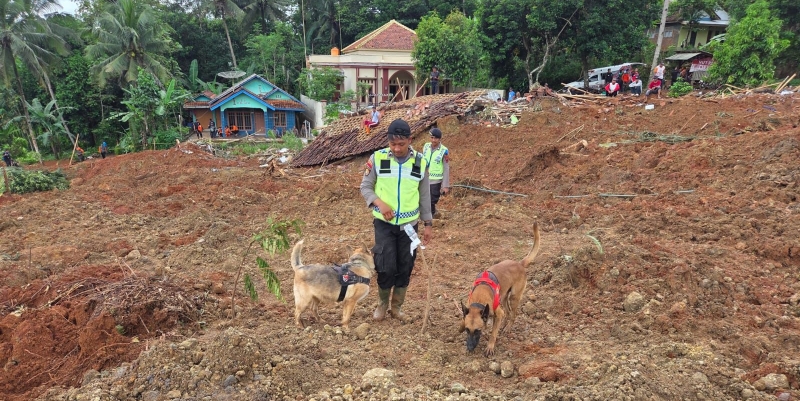 Ratusan Polisi Dikerahkan Cari Korban Longsor di Cilacap