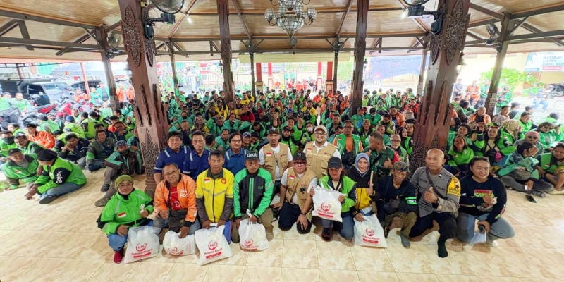 Gotong Royong Mengalir, Aktivis Gandeng BUMN Bagikan Ribuan Paket Sembako