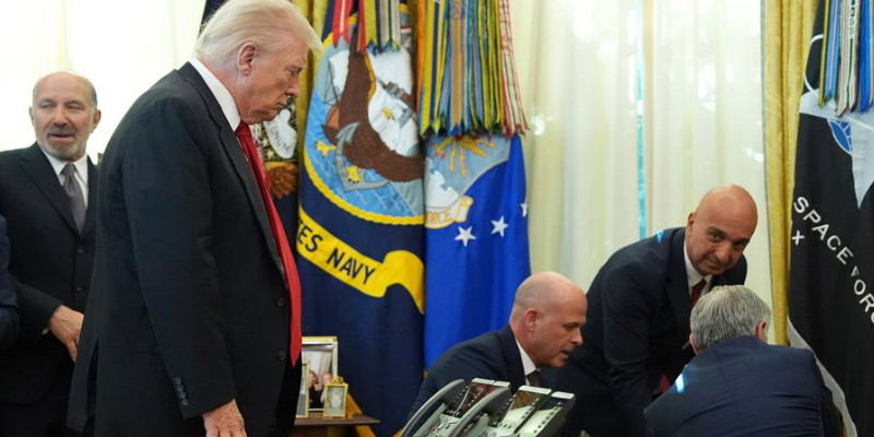 Bos Novo Nordisk Pingsan Saat Siaran Langsung di Gedung Putih