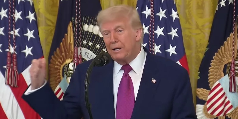 Trump Minta NBC Pecat Seth Meyers karena Menyebutnya Presiden Paling Tidak Populer