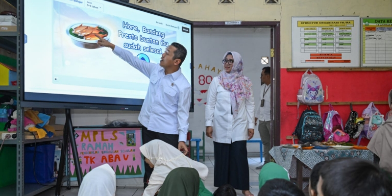 Wamen Fajar: Bermain dan Belajar Makin Seru Pakai Papan Interaktif Digital