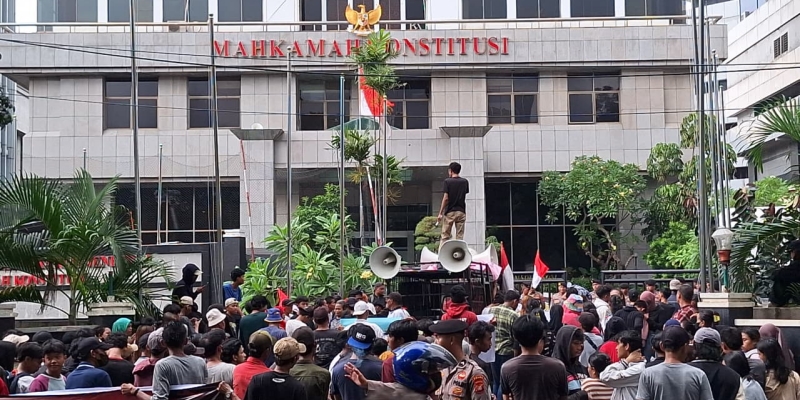 Aliansi Masyarakat Peduli Mahkamah Konstitusi, melaksanakan aksi di depan Gedung MK RI, Jalan Medan Merdeka Barat, Gambir, Jakarta Pusat, Selasa, 18 November 2025. (Foto: RMOL/Ahmad Satryo)