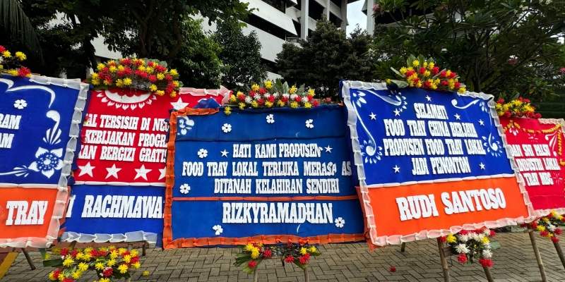 Karangan Bunga Produsen Food Tray Lokal Banjiri Kantor Menkeu Purbaya