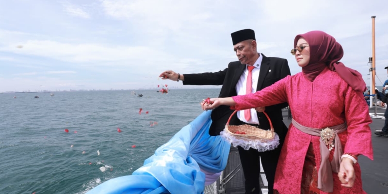 Kemensos dan TNI AL Gelar Upacara Tabur Bunga di Laut