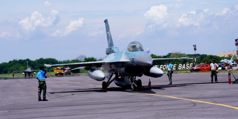 Pesawat Tempur F-16 dan T-50i Isi Bahan Bakar Tanpa Matikan Mesin