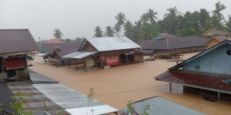 Brimob Bantu Warga Terdampak Bencana Longsor hingga Banjir di Sumut