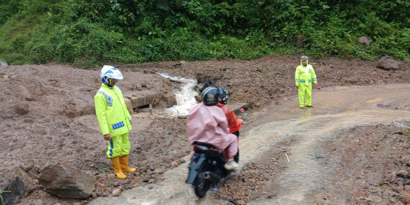 Polisi di Tengah Bencana Sumut