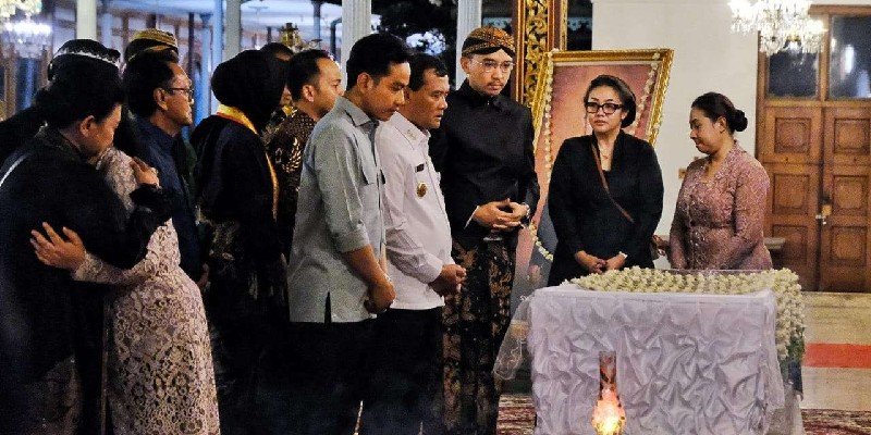 Wapres Gibran Melayat Raja Keraton Solo PB XIII Bersama Gubernur Jateng