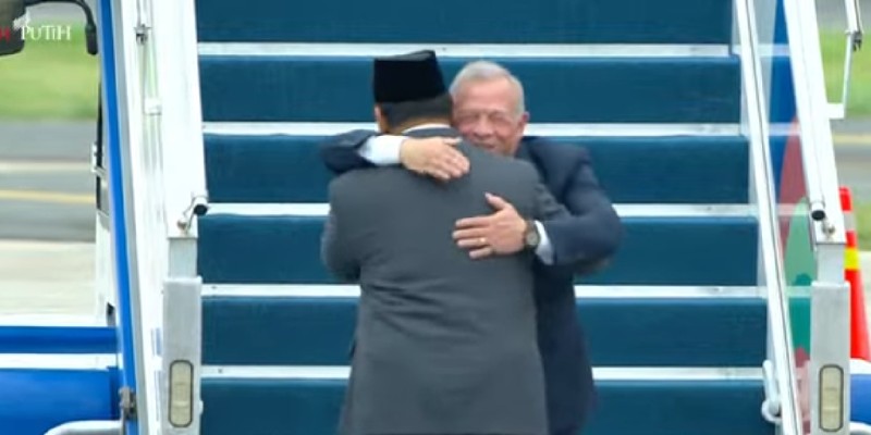 Prabowo Sambut Hangat Raja Yordania di Lanud Halim