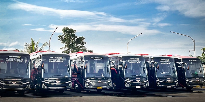 Juragan 99 Trans raih penghargaan “Excellence in Luxury Travel Innovation” dalam ajang CNN Indonesia Awards 2025, Jumat malam, 31 Oktober 2025 di Jakarta (Foto: 99 Trans)