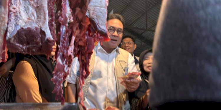 Tinjau Kebutuhan Pokok di Pasar Cihapit, Mendag: Harga Cukup Bagus