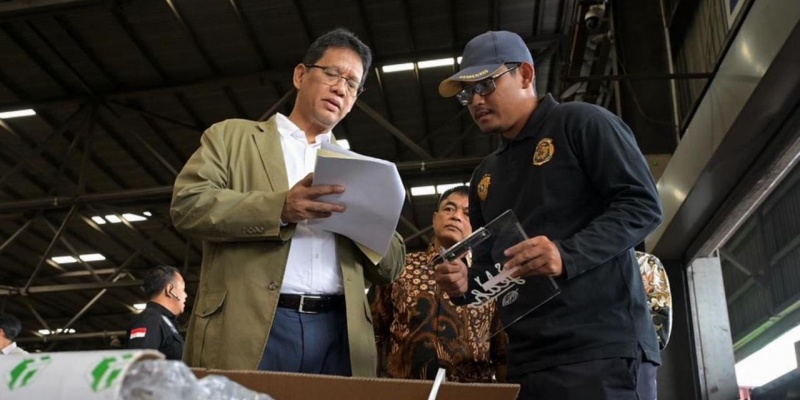 Menkeu Purbaya Tinjau Pemeriksaan Kontainer dan Laboratorium Bea Cukai Tanjung Perak