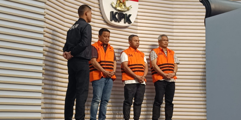 KPK Sita Dokumen dan BBE saat Geledah Kantor Dinas PUPR Pemprov Riau