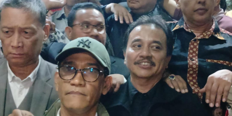 Roy Suryo Dikasih Camilan Roti Terkenal di Ruang Pemeriksaan