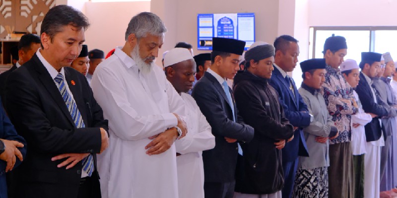 Momen Gibran Salat Bareng Santri Indonesia di Masjid Afrika Selatan