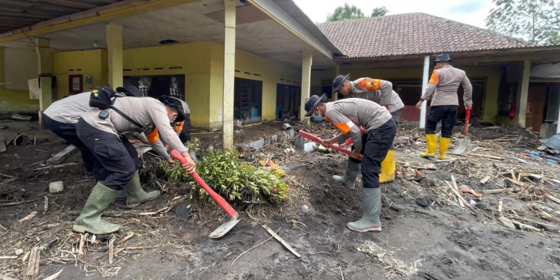 Polda Jatim Perkuat Operasi Kemanusiaan Pasca Erupsi Semeru