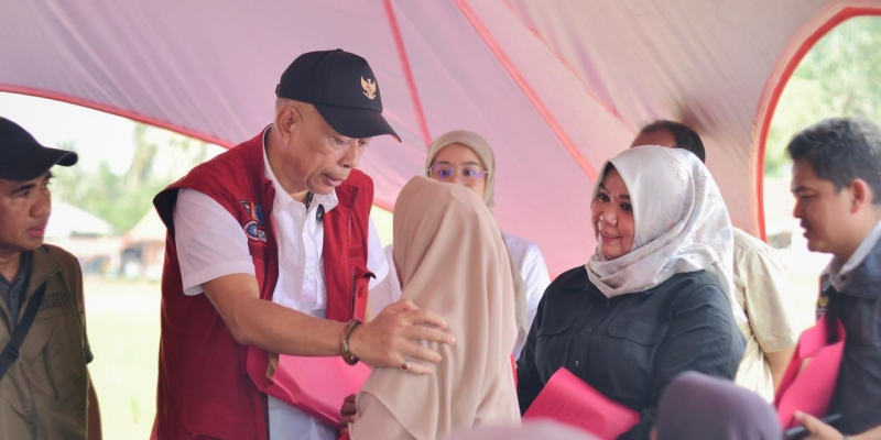 Wamensos Agus Jabo Tinjau Lokasi Longsor Cilacap