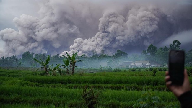 DPR Minta Basarnas Maksimal Evakuasi 178 Pendaki Terjebak Erupsi Semeru