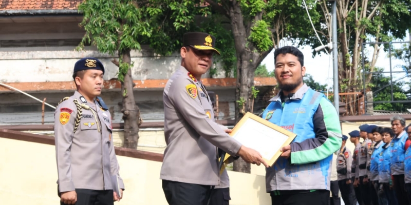 Kapolda Metro Beri Penghargaan ke Ahmad Fauzi Ojol yang Gagalkan Aksi Curanmor di Jaktim