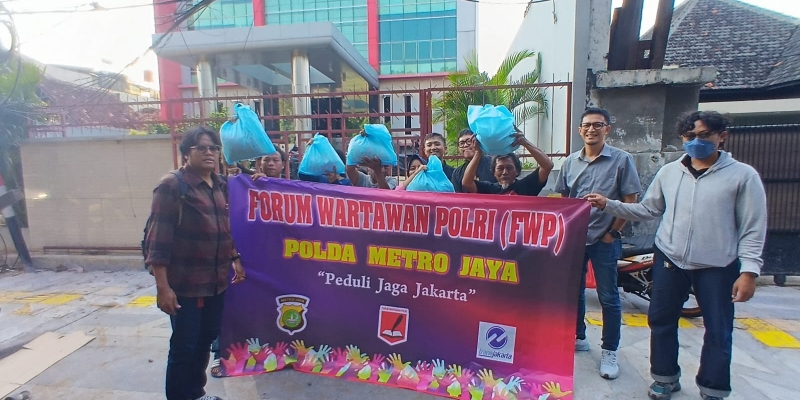 Forum Wartawan Polri Polda Metro Jaya Sebar Bansos di Jakarta