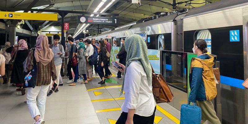 Pohon Tumbang Sebabkan Gangguan MRT Jakarta, Ratusan Penumpang Dievakuasi