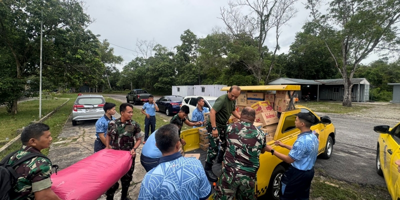 Helikopter Caracal H-225M TNI Angkatan Udara dengan nomor registrasi H-2215 telah mendistribusikan bantuan ke warga terdampak banjir di wilayah Sibolga pada Jumat, 28 November 2025. (Foto: Dispenau)