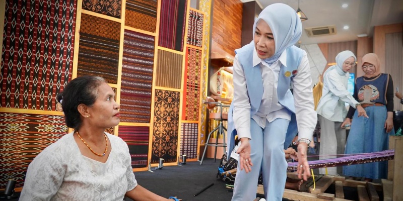 Mama-Mama Perajin Tenun NTT Didorong untuk Berkoperasi
